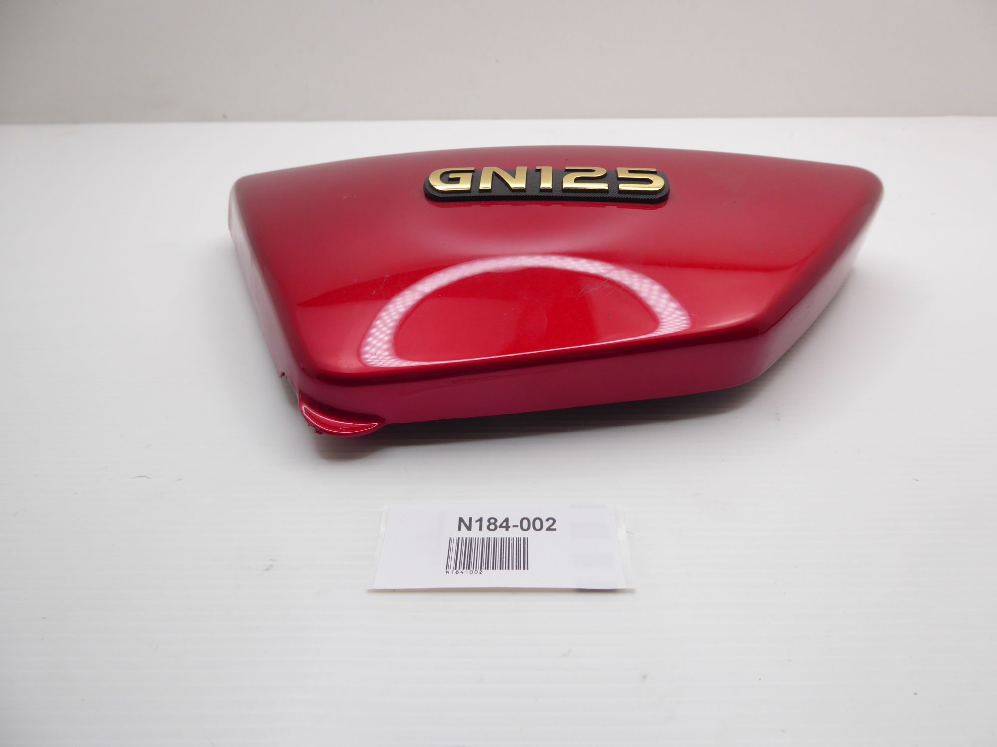 Suzuki GN 125 Seitendeckel links rot 47211-05300